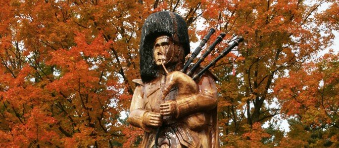 Scottish Bagpiper Tree Sculpture Scottish Bagpiper Tree Sculpture